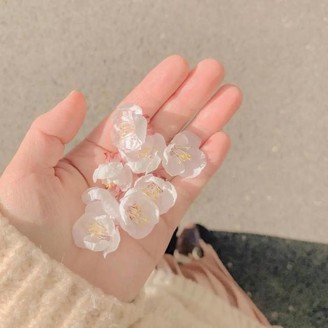 学生党女生头像超仙 这路遥马急的人间微信，学生党女生头像超仙 这路遥马急的人间，你我平安喜乐就好。（情话文案，短句）