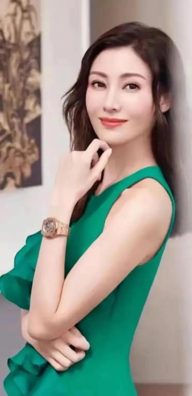 李嘉欣年轻颜值巅峰，李嘉欣惊鸿美图（李嘉欣性感写真照）