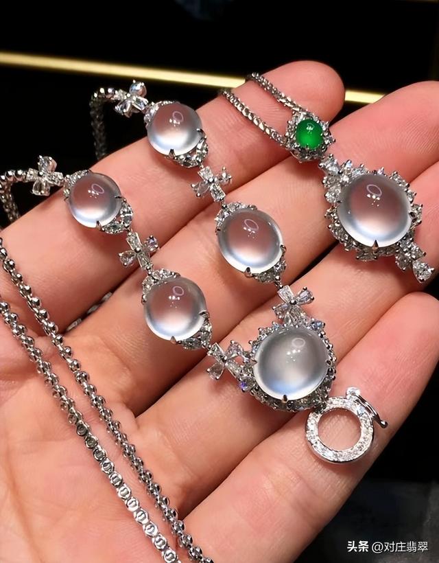 什么叫玻璃种翡翠，翡翠中的玻璃种是什么样的（无色玻璃种翡翠的璀璨之美）