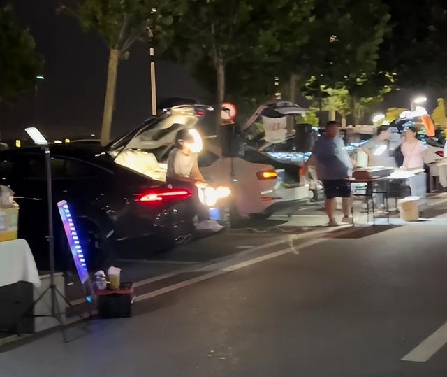 戴“名表”穿“名牌”？变形计李勒优被批忘本，崔晋现身霸气护妹