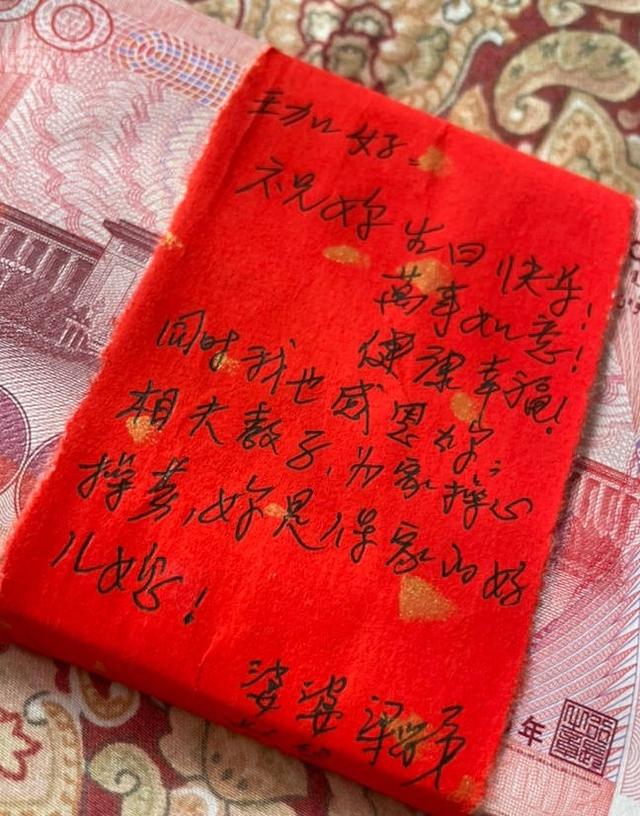 46岁保剑锋好宠老婆，豪华酒店开名贵酒庆生，何珈好逆生长如少女