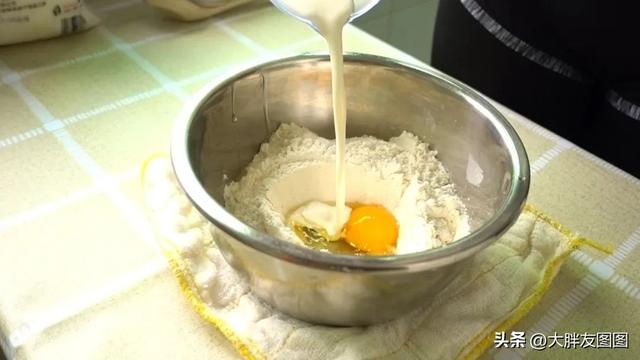 自己在家如何做肉松包，自制馅大料足的肉松包