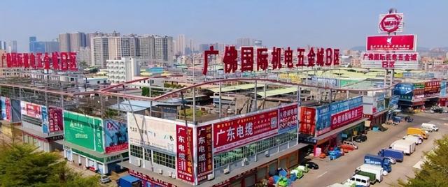 两岁小悦悦事件过程，那个被车撞倒、18人路过无视的两岁女童小悦悦