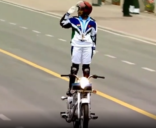 马戏团动物表演，马戏团表演有哪些节目（印度雾霾阅兵又成快乐源泉）