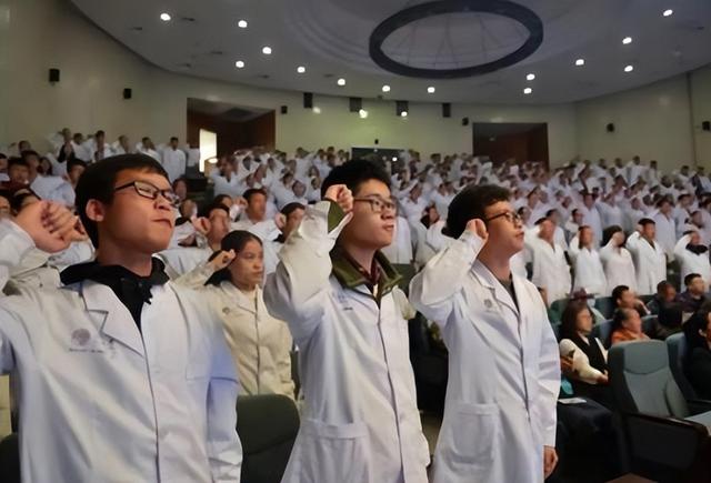 医生是一种什么样的职业，医生是个怎样的职业（上海医生的“工资”成谜）