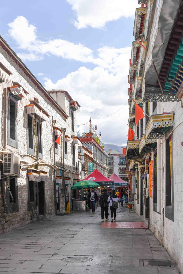 大昭寺简介，大昭寺释迦牟尼佛像（被藏族人称为“圣路”的地方）