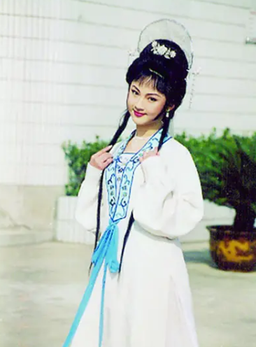 姚笛现状如何，身材高挑气质十足（姚笛：和文章当街拥吻）