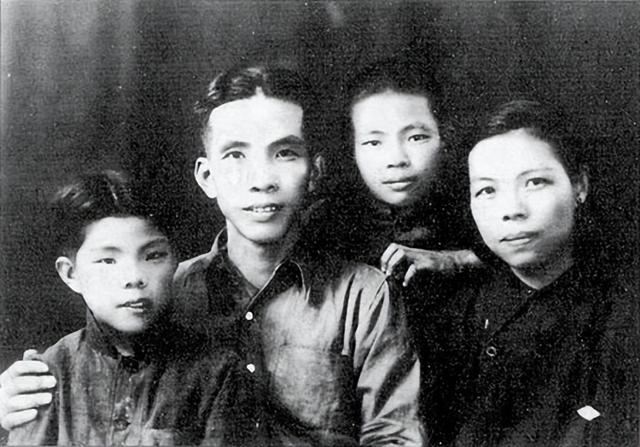 余光文的人物简介，余光中的简介与生平事迹（中国人民革命摄影事业的奠基人）