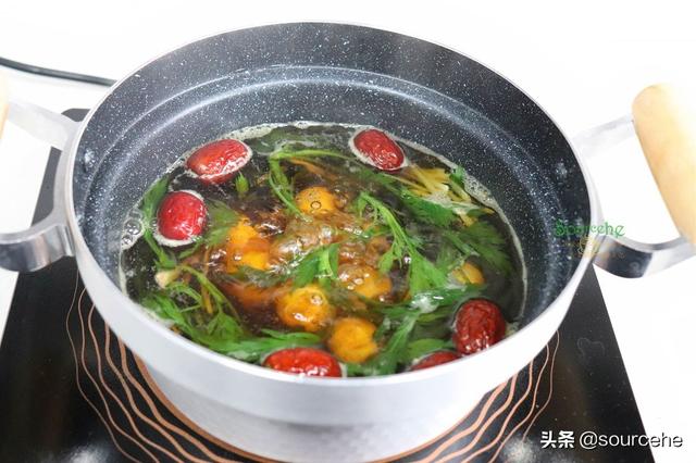 艾草可以吃吗，插门上的艾草可以吃吗（遇见艾叶摘回家）