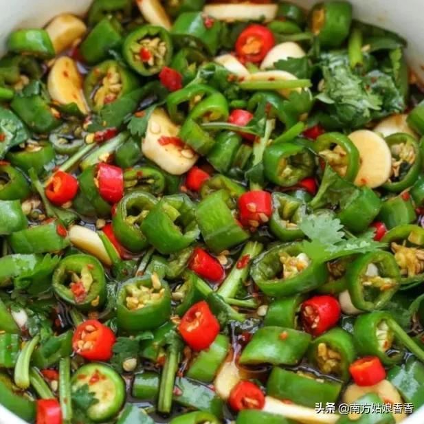 泡辣椒的腌制方法，醋泡辣椒的做法（分享两款腌辣椒酱）