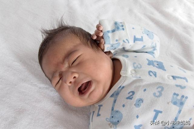 新生儿一直哭什么原因，新生儿一直哭怎么回事（为啥新生儿第一个月很乖）