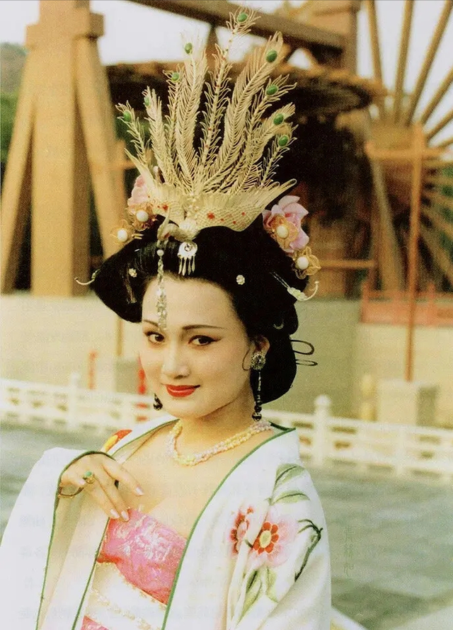 古代步摇图片，日本艺妓她们头上戴的发饰名称。那个圆球和那些像步摇的东西叫什么名字。（步摇、花钿、折股钗、凤簪、梳篦、花冠）