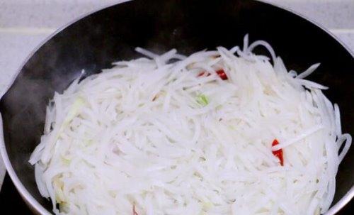 萝卜青菜怎么炒，萝卜青菜怎么炒好吃窍门（素炒白萝卜丝怎么做）