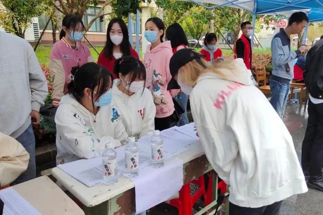 四川信息技术学院，2022年四川信息职业技术学院有哪些院系和专业（四川省高职院校入学当天美照曝光）