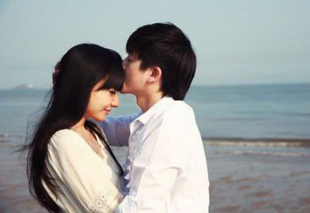 一个男生喜欢一个女生的表现，男生暗恋或喜欢一个女生的表现（男人深爱一个人）