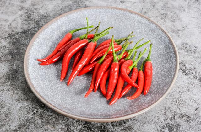 青辣椒的功效与作用，青辣椒的功效与作用及禁忌（居然还有这么多作用）