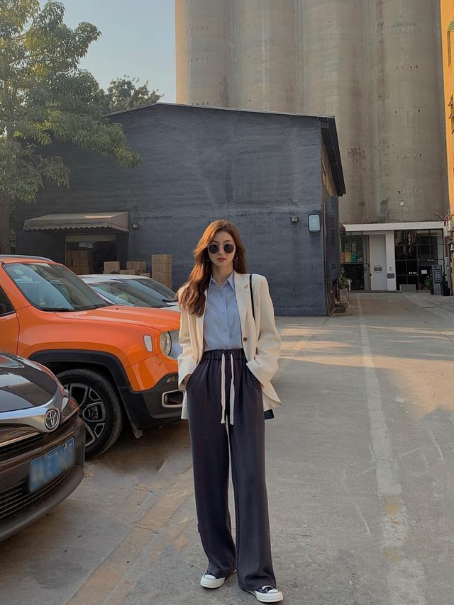 蓝色西装配什么颜色的衬衫，蓝色西装配什么颜色的衬衫男（蓝色衬衫搭配西装裤、短裤）