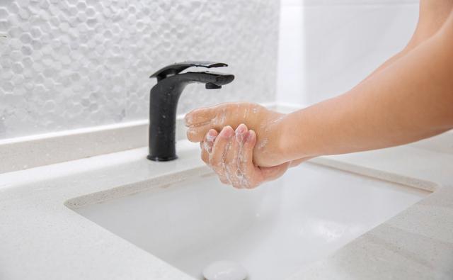 关于用洗面奶洗脸的步骤，用洗面奶洗脸的正确步骤（巨能美丨如何正确的洁面）