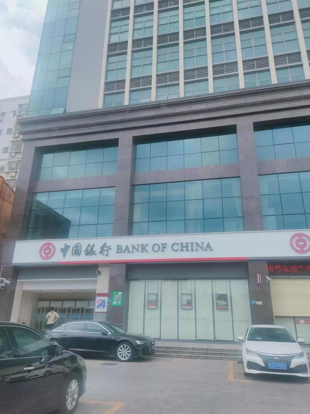 银行中午可以办理银行卡吗，银行中午能办卡吗（本人带身份证亲自到银行都开不了卡）