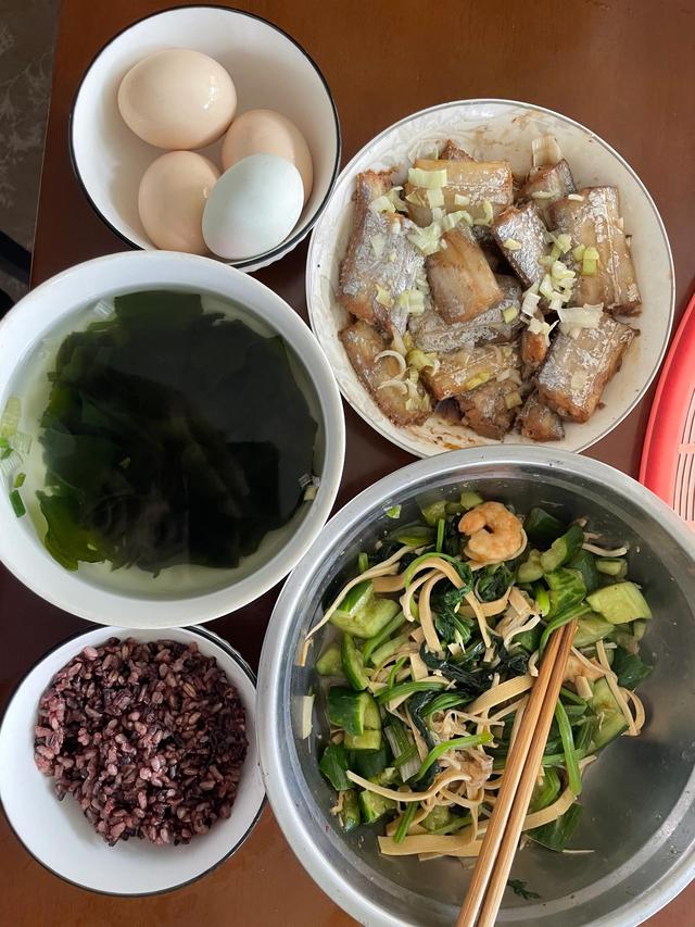 一个月瘦多少斤正常，减肥一月瘦多少斤算正常（一个月减掉15斤的真实经历）