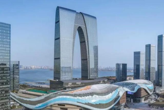 苏州标志性建筑有哪些，苏州标志性建筑有哪些建筑（长三角两大“秋裤”建筑）
