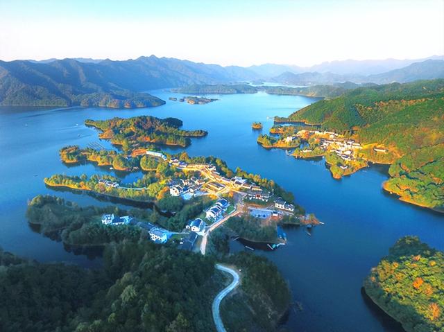 太平湖(網絡)太平湖位於安徽省黃山市黃山區境內,又名陳村水庫,是安徽