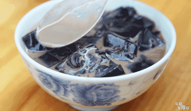 湿气重的人吃龟苓膏会怎么样，湿气重的人能吃龟苓膏（这天气就该来碗龟苓膏）