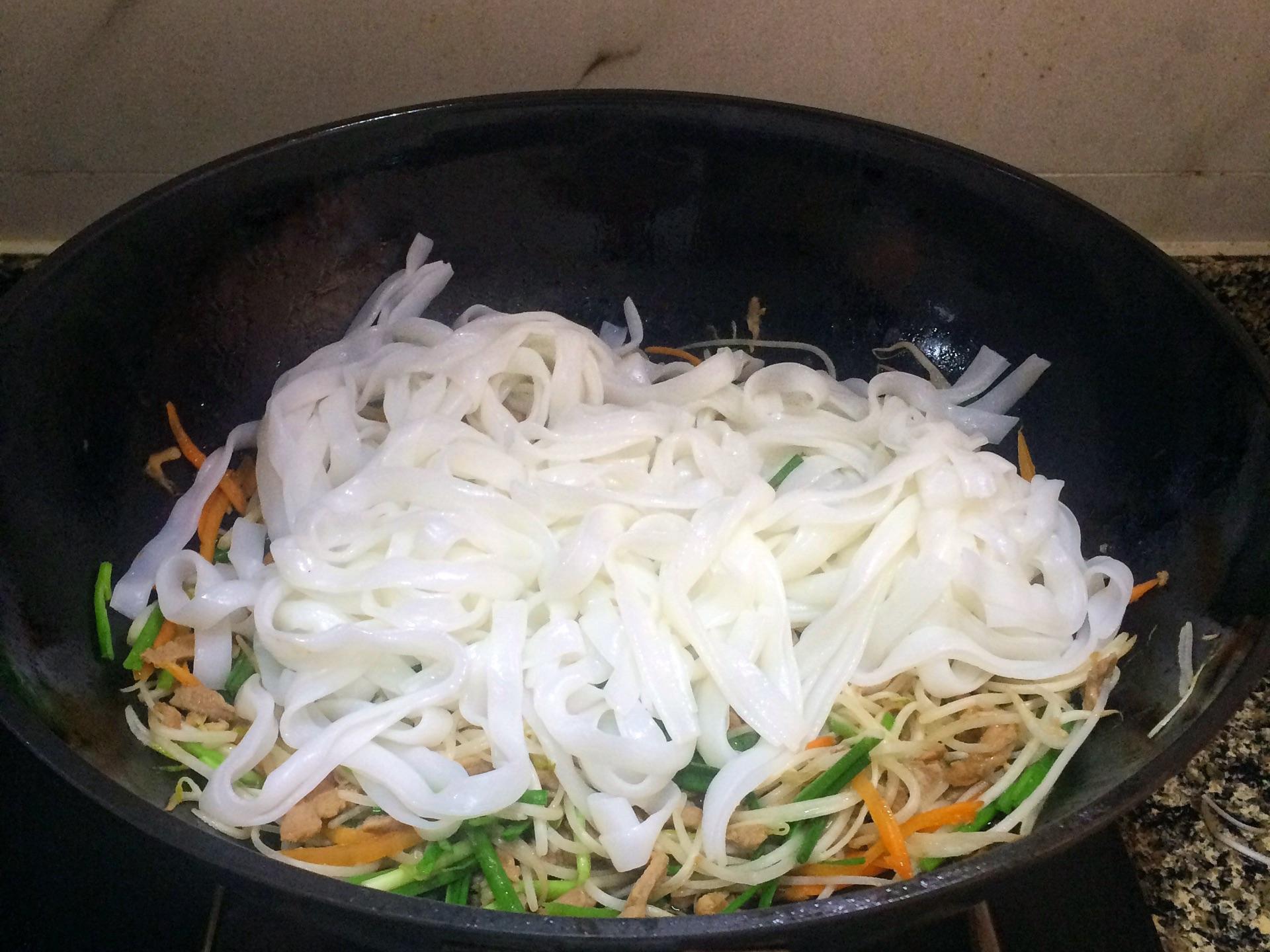 炒河粉怎么做好吃，怎样炒河粉好吃又简单（想吃炒河粉不用去外面买了）