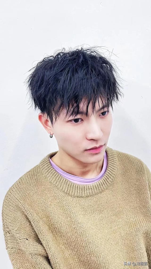 现在最流行的男发型，8款时尚洋气的男士发型（2023最火最具人气的四种男士发型）