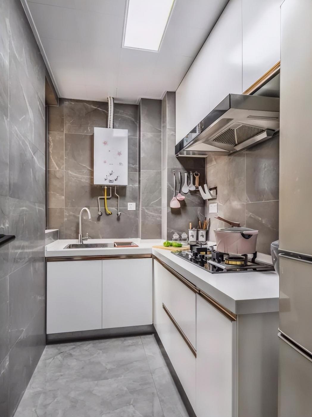 1,首先,根据事先设计好的图纸,对厨房要安装橱柜的墙上和地面进行划线