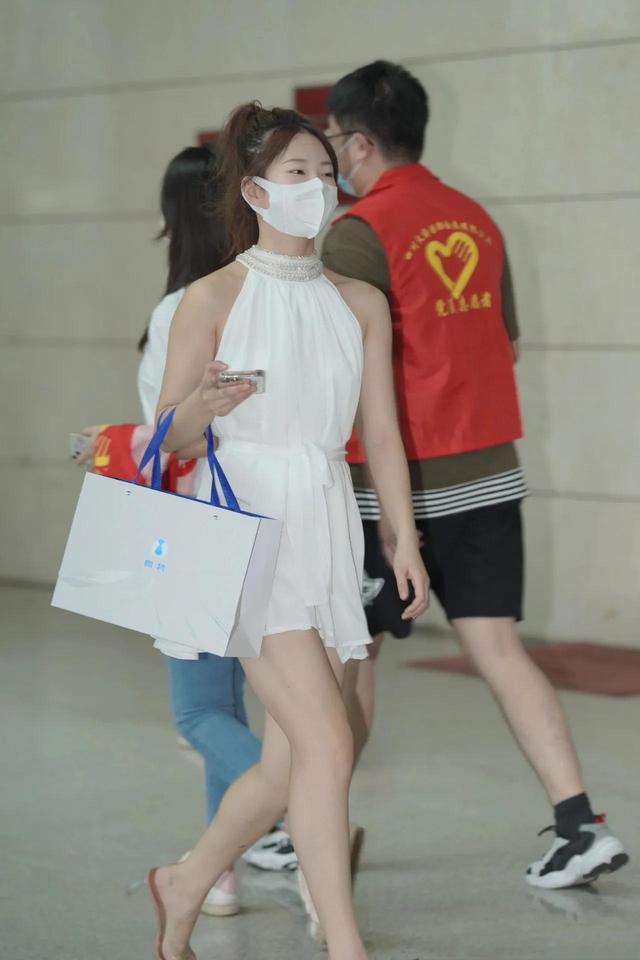 白色连衣裙穿搭方法，一位美女的白色连衣裙穿搭