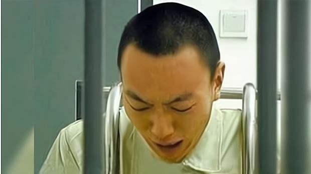 四个凶神恶煞，2011年男子当街殴打交警致其犯病死亡