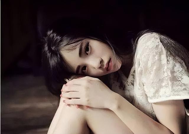 朋友圈发泄情绪的句子，朋友圈发泄情绪的句子说说（20句小众情绪文案）