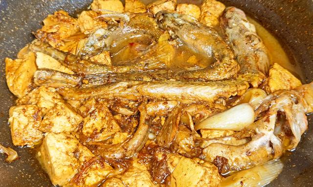 武昌鱼怎么做好吃，干烧武昌鱼的做法（炖豆腐吃特别香）