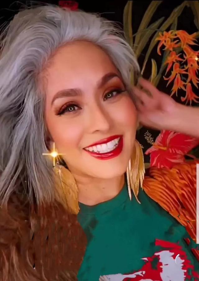 白色头发怎么染，白头发染什么颜色能盖住（今年流行白发“不染”）