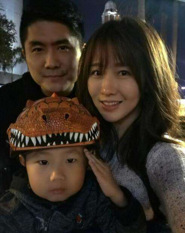 潘长江和潘阳现状，他那嫁给10亿富豪的女儿潘阳