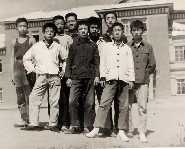 送给退休老师的祝福语，学校送给退休老师的祝福语大全（烛光永照》献给曾在兵团任教的老师们）