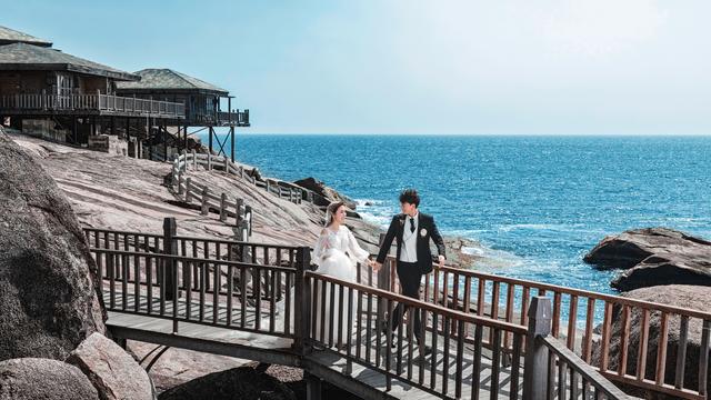 三亚拍婚纱照多少钱，最好的三亚婚纱摄影排名前十（三亚旅拍婚纱照拍摄的网红热门景点有哪些）