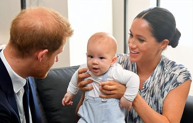 一岁小公主生日祝福语，小公主的生日祝福语有哪些（皮肤白皙长得像哈里）