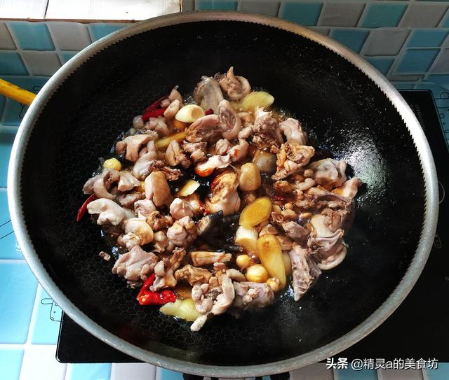 玉木耳怎么吃，木耳可以煮汤喝吗（这一道菜要多做给家人吃）