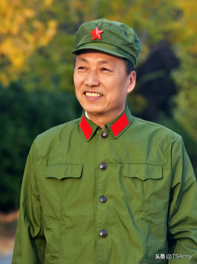 65式军服是我军使用时间最长的制式军装,从上世纪60年代一直沿用到80