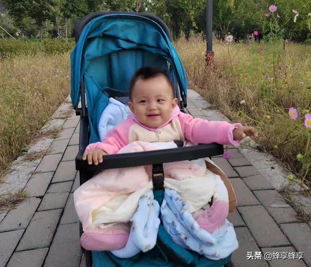 祝小朋友生日快乐，祝福小朋友生日快乐的句子（小萌娃的丰富表情好可爱）