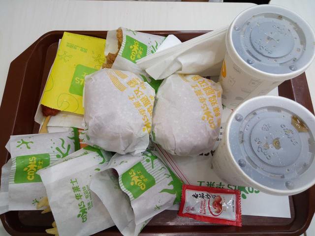 华莱士和肯德基，华莱士和肯德基哪个更厉害（吃不起肯德基的年轻人正在涌向华莱士）