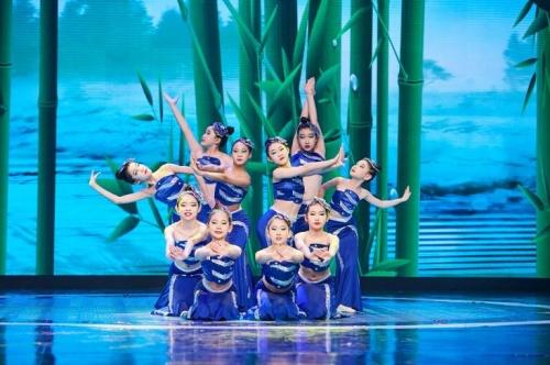 北京台主持人全部名单，北京电视台女主持人（北京电视台科教虎年春晚桔子树专场精彩联播）