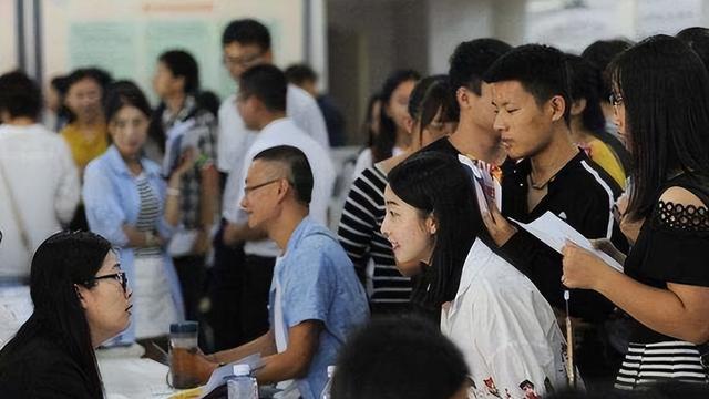 单位工资收入证明怎么写，单位收入证明（成都某央企员工晒出上半年工资收入）