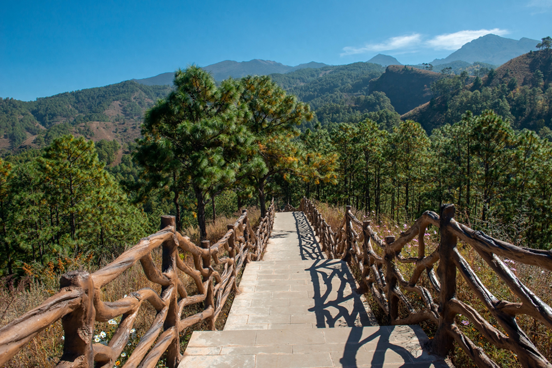 四,山路弯弯到达泸沽湖离开公母山景区,沿省道(s307)前往泸沽湖,公路