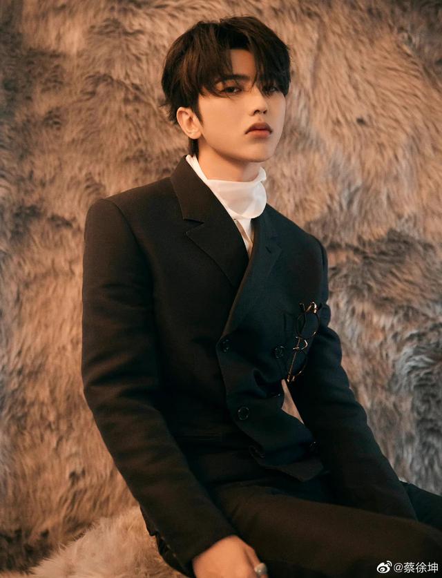 可爱帅气的蔡徐坤舞台图片精选 喜欢他的举个手呀，蔡徐坤照片高清帅气可爱（蔡徐坤帅照合集，简直不要太帅）