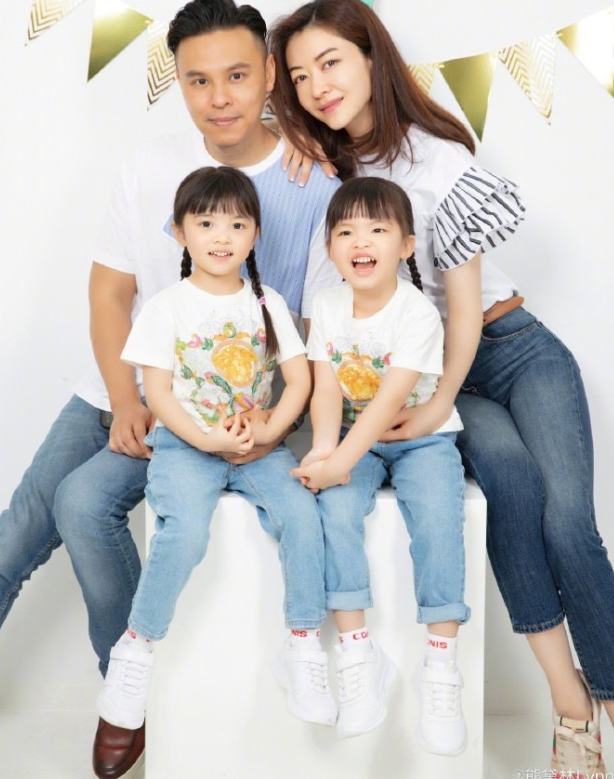 熊黛林为郭可颂庆生，与双胞胎女儿献吻老公，一家四口幸福同框