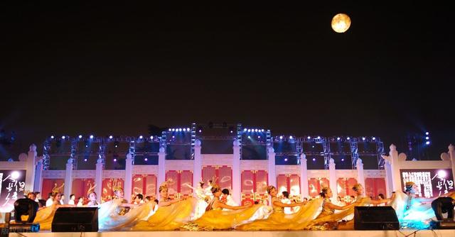 好喜欢你歌词，懂你是写给谁的歌曲（他平平无奇的表演你看腻了吗）