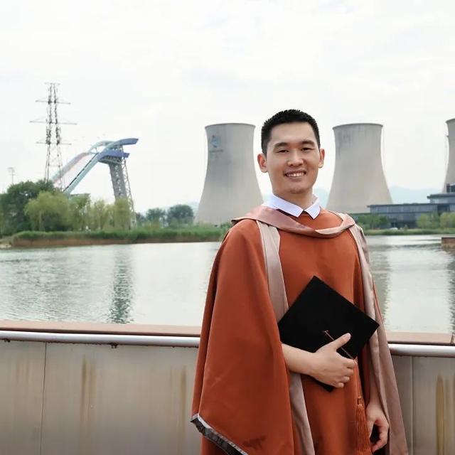 博士服硕士服和学士服的区别，学士服不同颜色的披肩分别有什么含义（毕业生学位服居然能这么美）